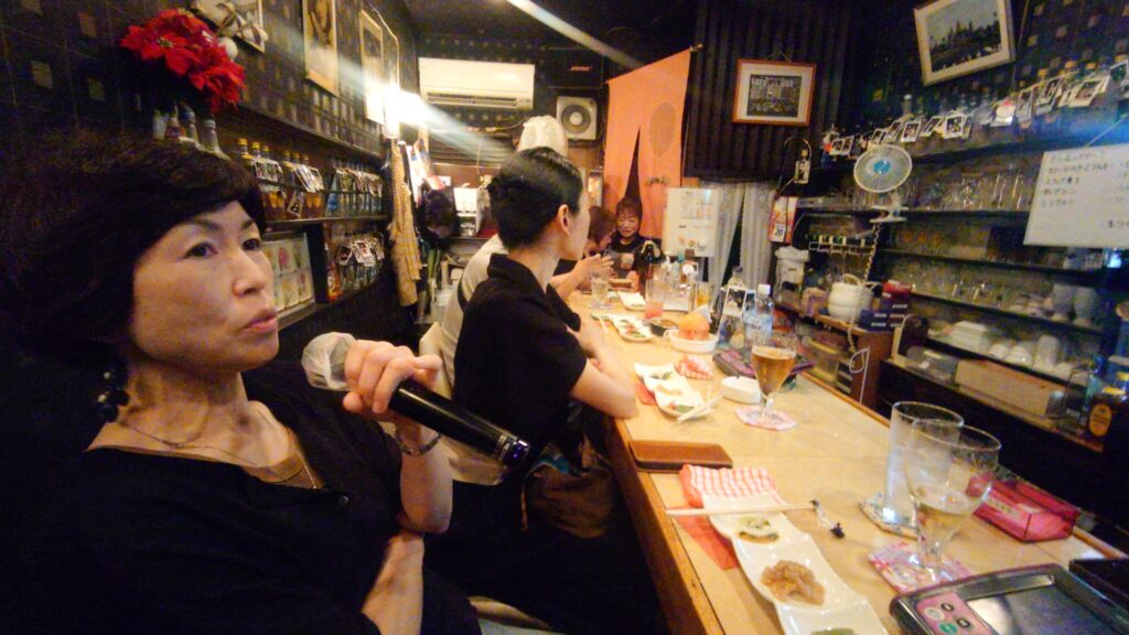 歌楽里の夜の店内風景